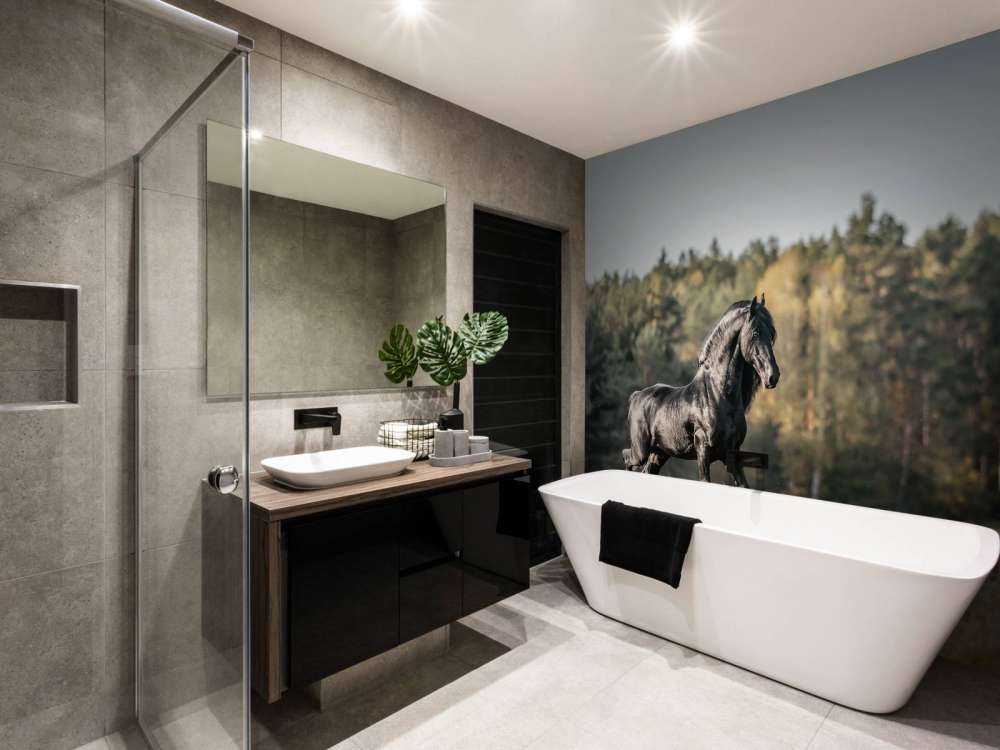 Fries Paard op het gras omringd door bomen