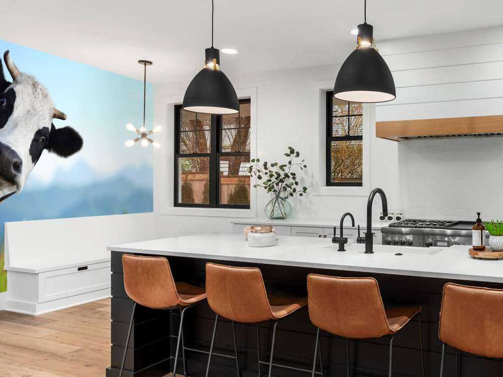 Grappige koe met berg op achtergrond