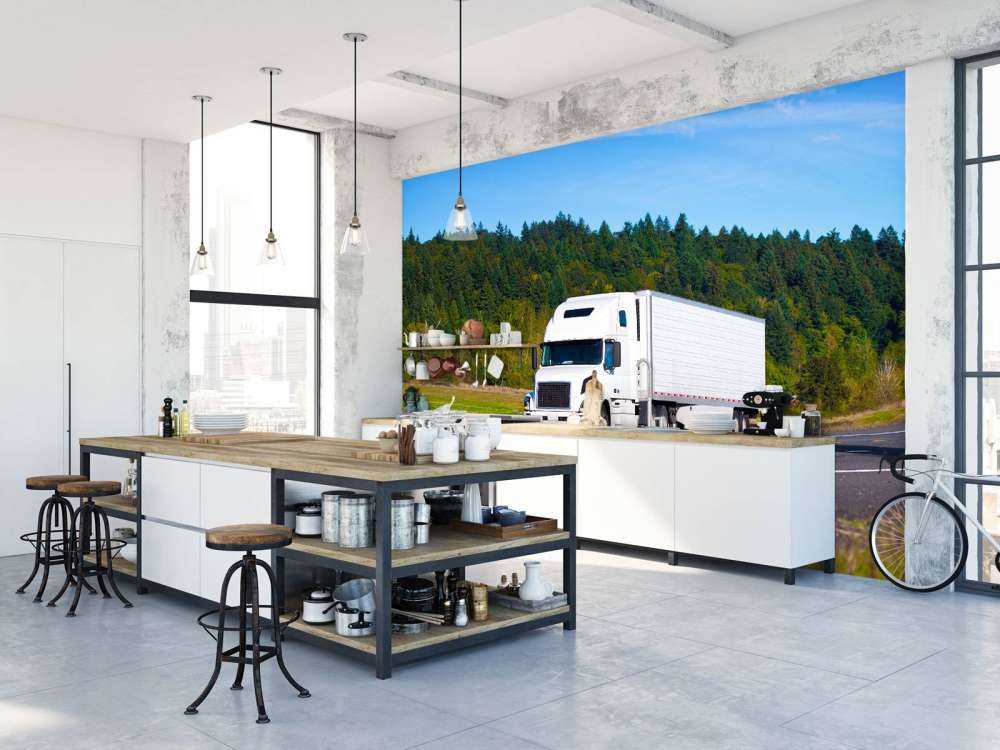 Krachtige witte vrachtwagen in een berglandschap