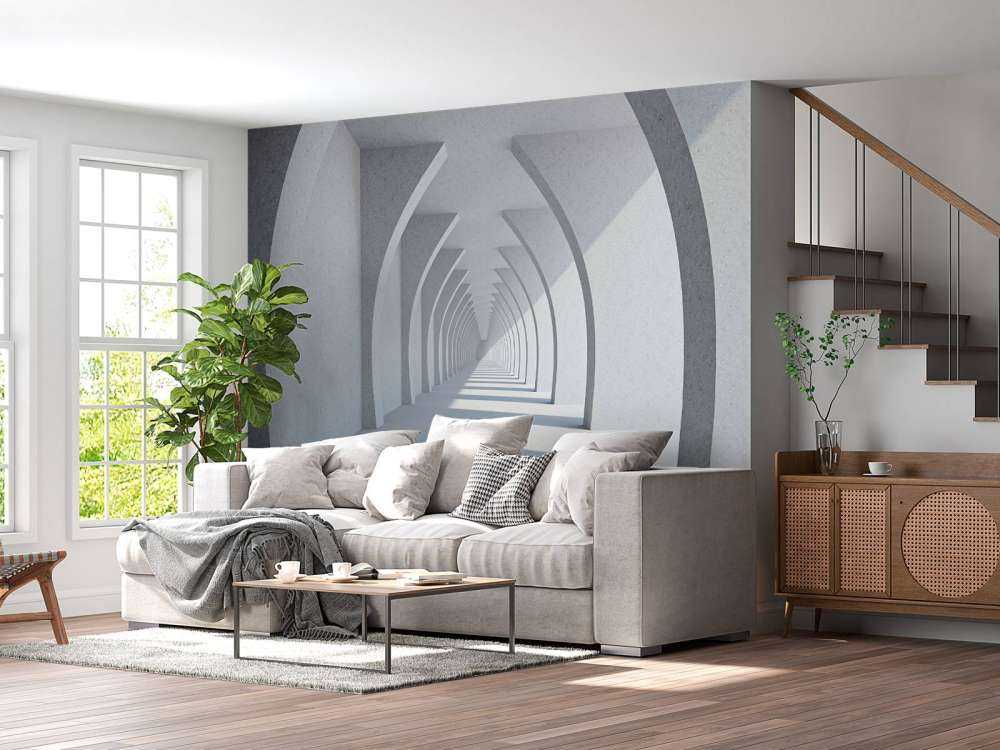 Een lange witte gang met grote zuilen