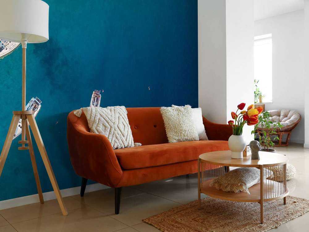 Droneshot van vier verankerde zeilboten