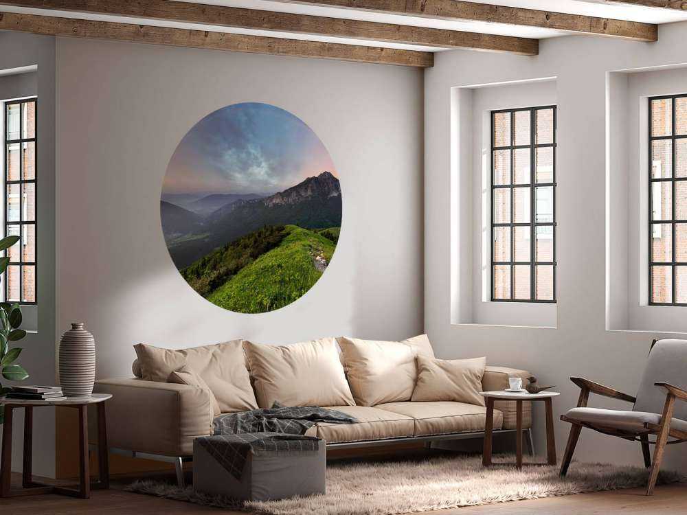 Regenboog boven een berglandschap