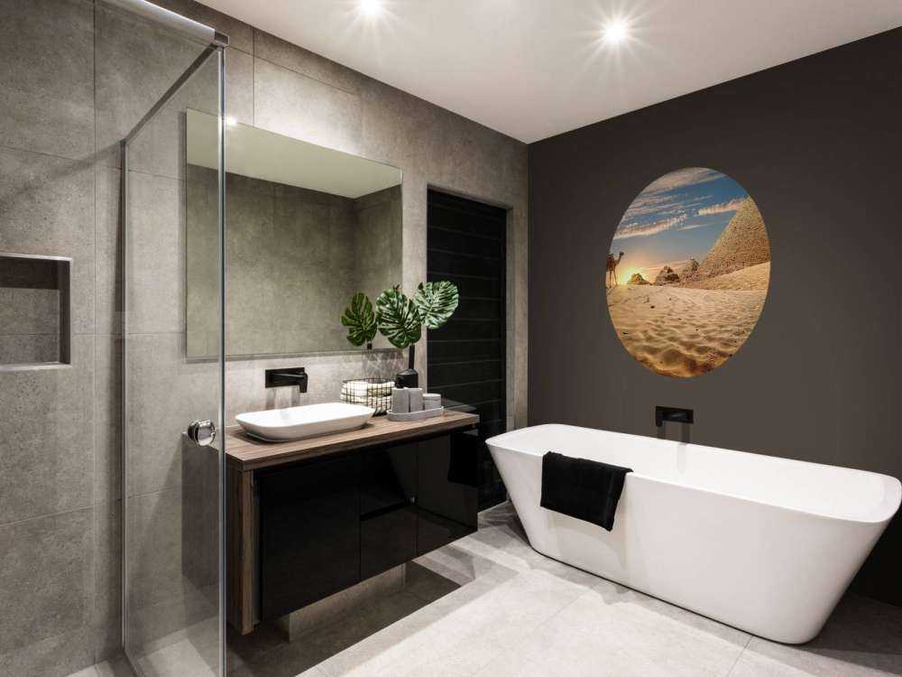 Kameel in de woestijn bij zonsondergang