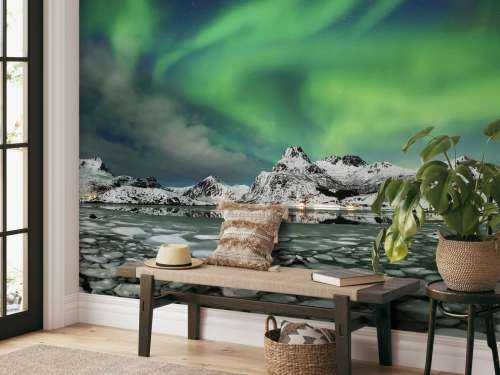 Noorderlicht boven winterlandschap