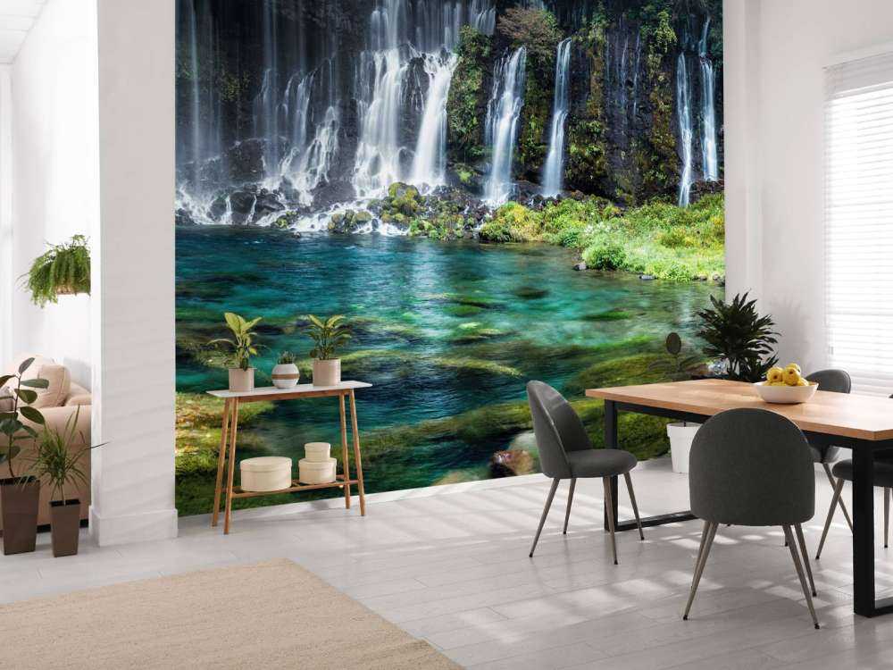 Watervalpanorama met turkoois blauw water