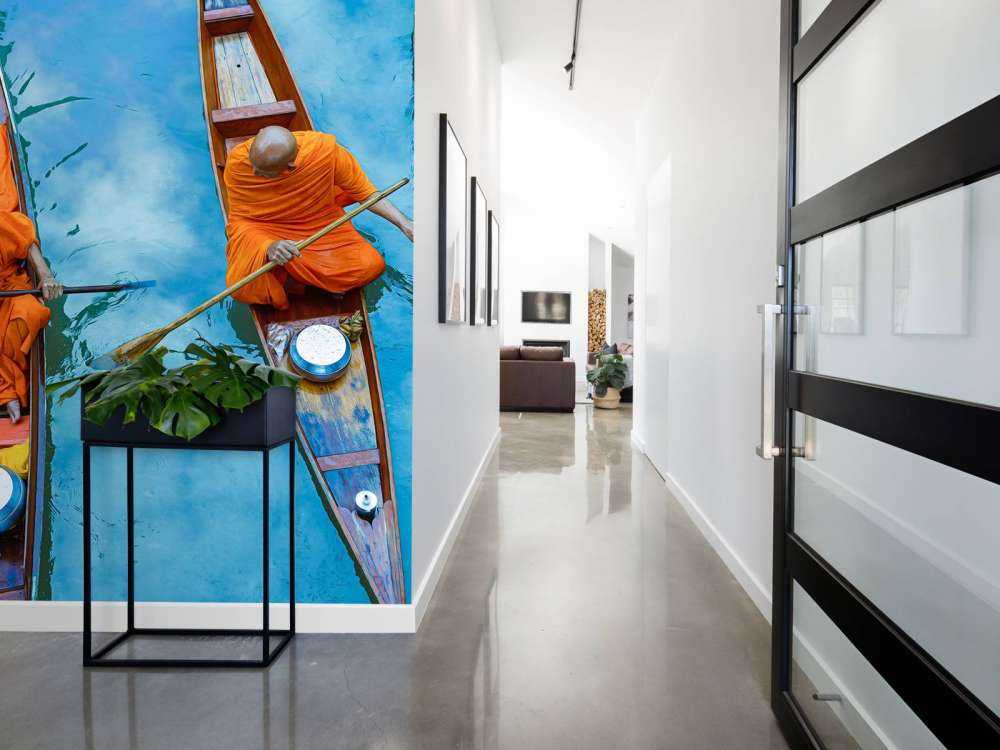 Monnik in houten boot