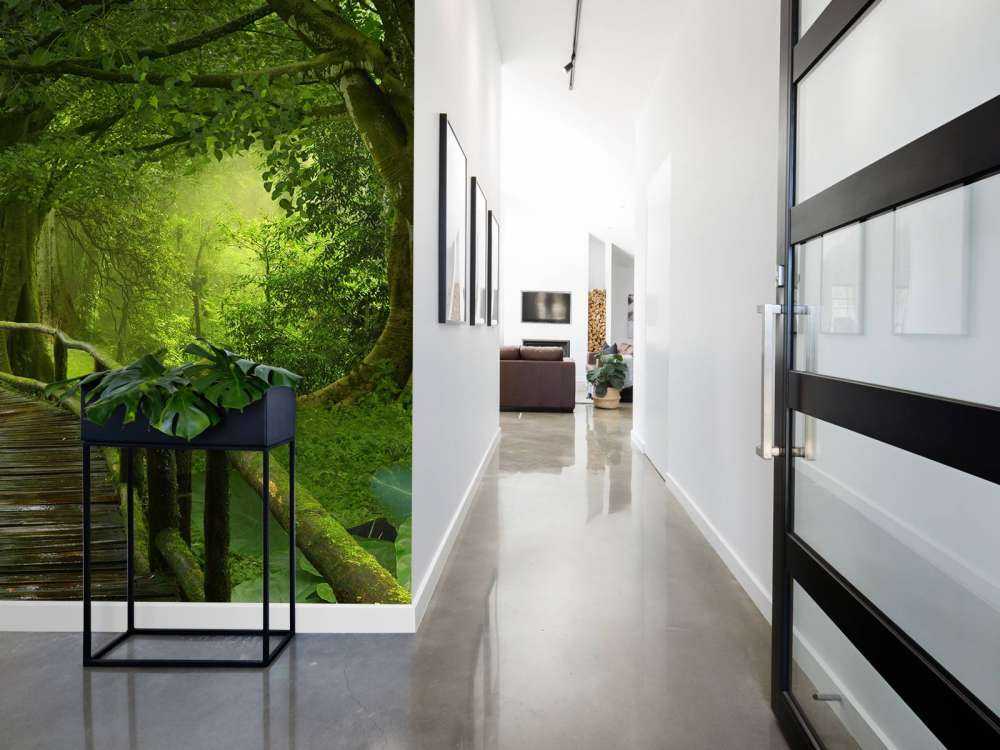 Houten brug door een groene jungle