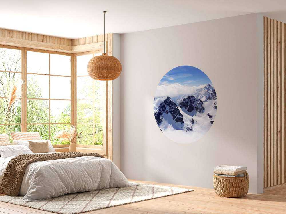 Ingesneeuwde bergen op een heldere dag