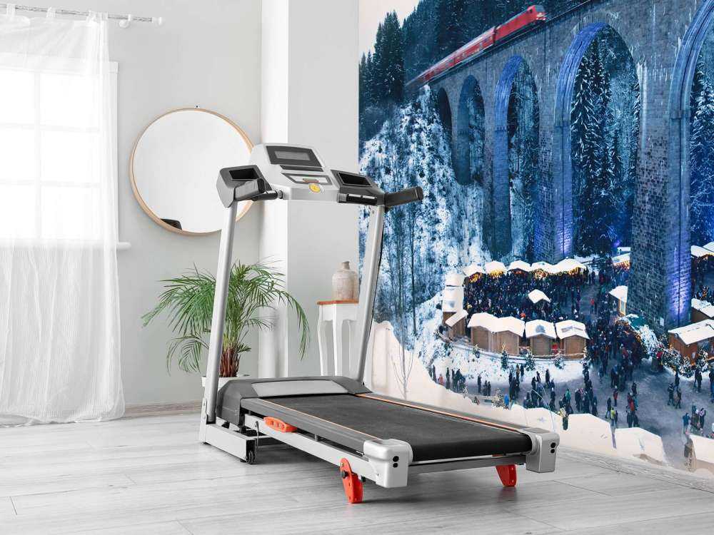 Rode trein boven een kerstmarkt