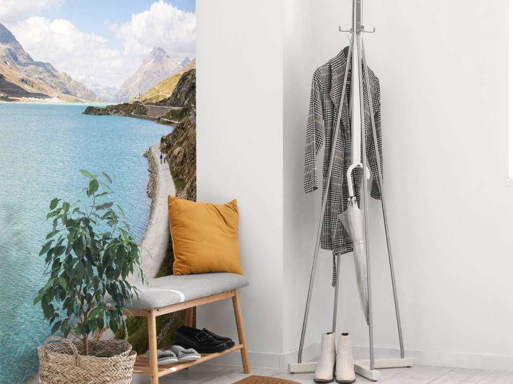 Rode trein langs een meer