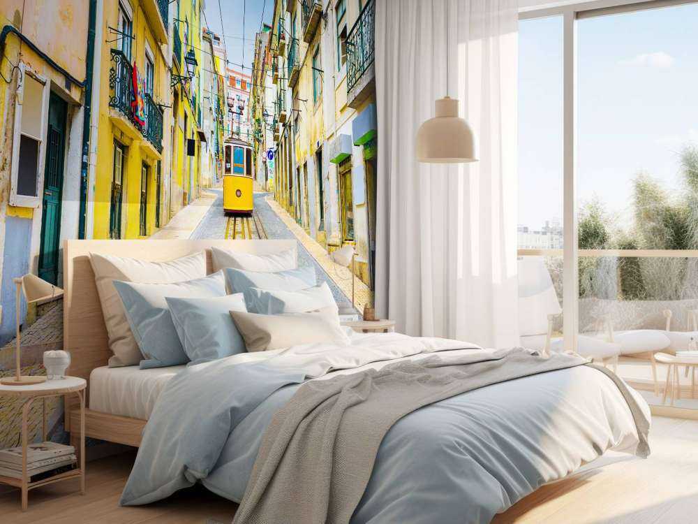 Tram door een straatje in Lissabon