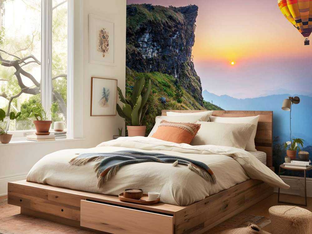 Luchtballonnen in de avond boven een berglandschap