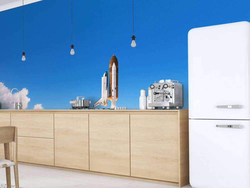 Space Shuttle stijgt op met rookwolk