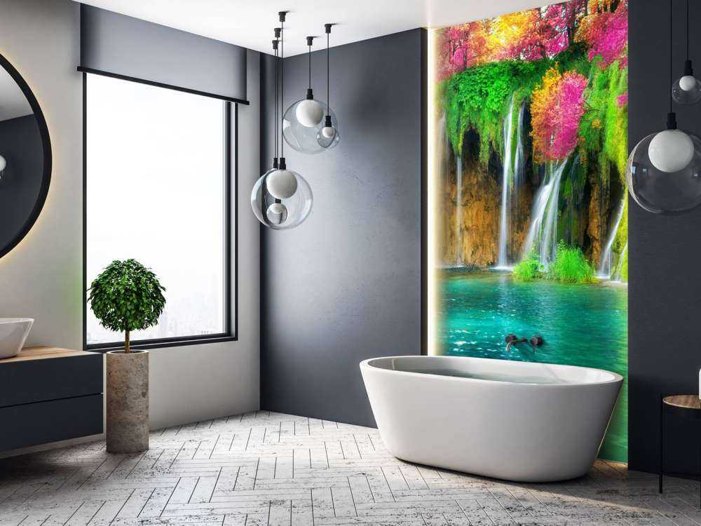 Exotische waterval met kleurrijke bloemen