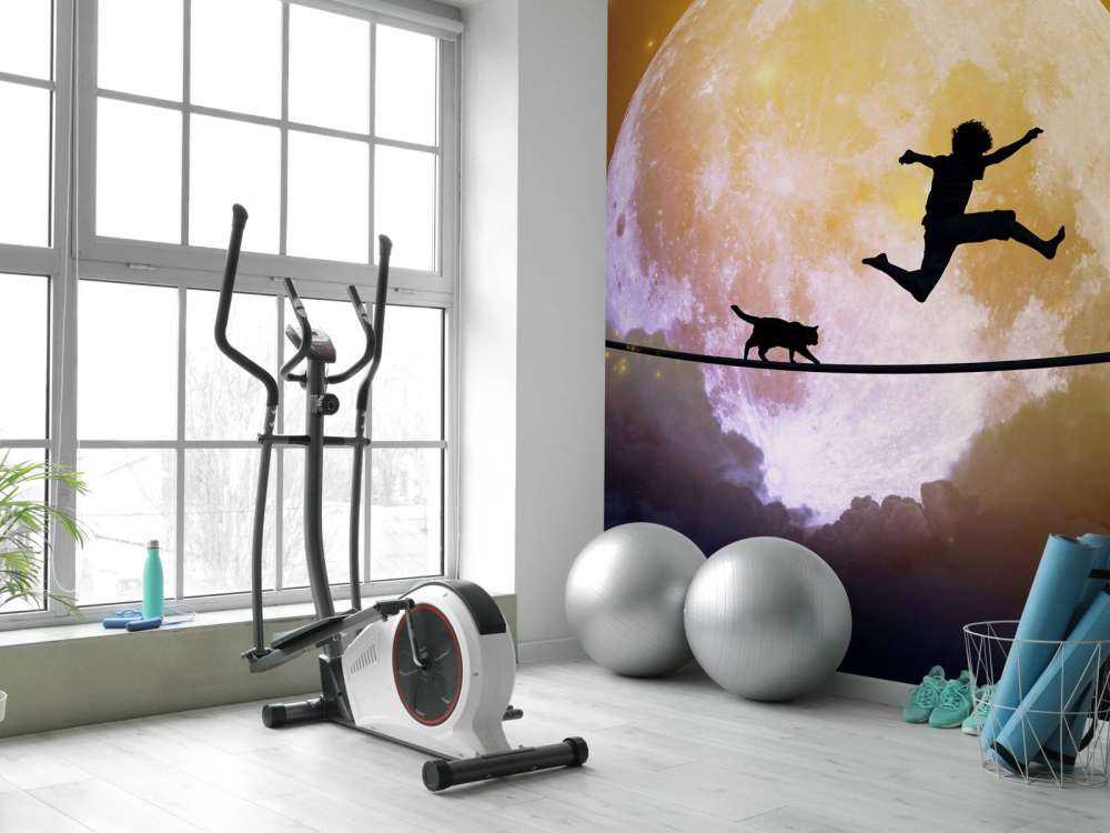 Gelukkige tiener en kat op een koord langs de maan