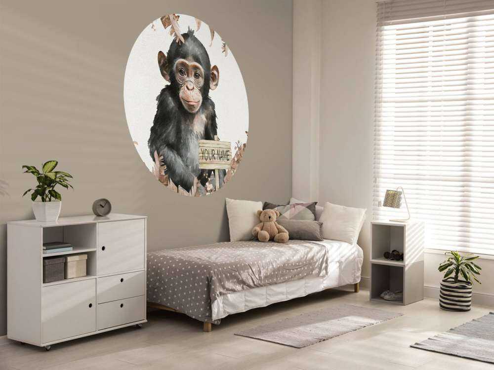 Baby chimpansee in de jungle taupe