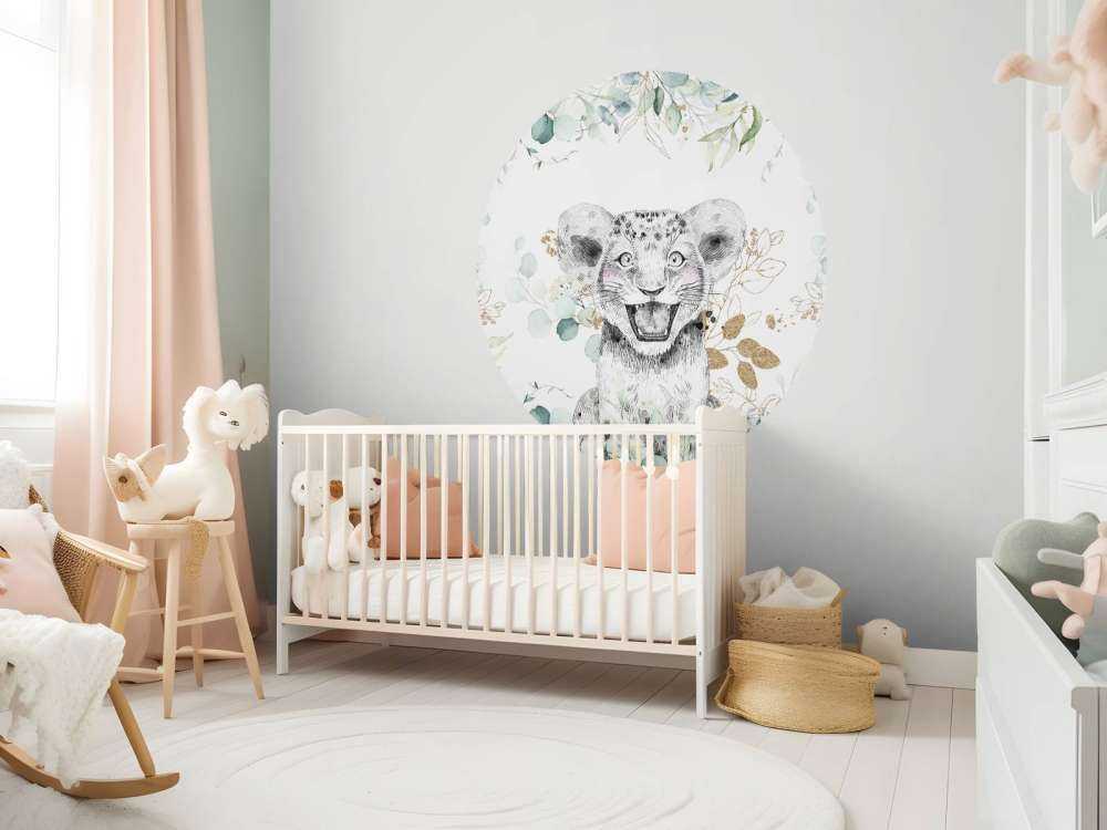 Babyleeuw met muntblaadjes