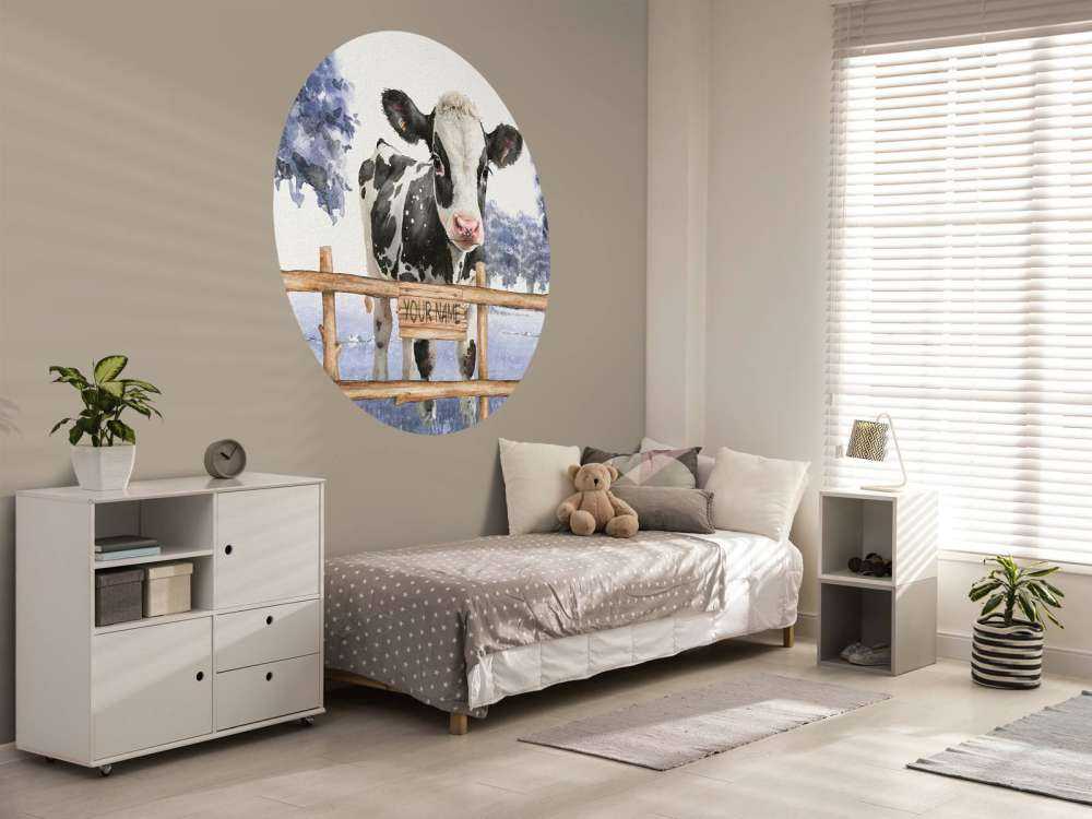 Jonge koe in een weiland blauw