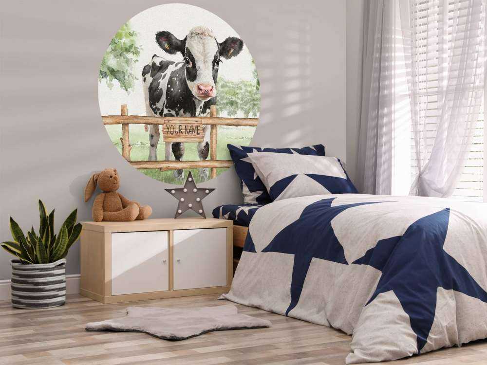 Jonge koe in een weiland