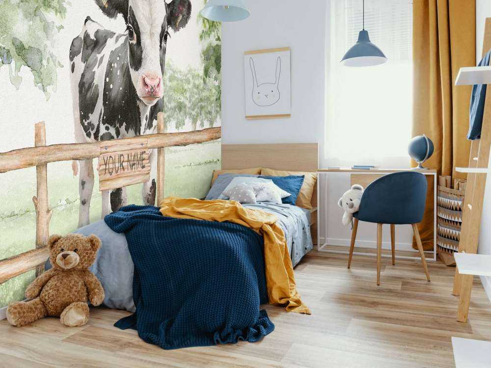 Jonge koe in een weiland