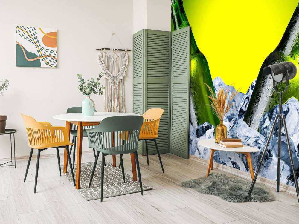 Groene bierflesjes met een groene achtergrond