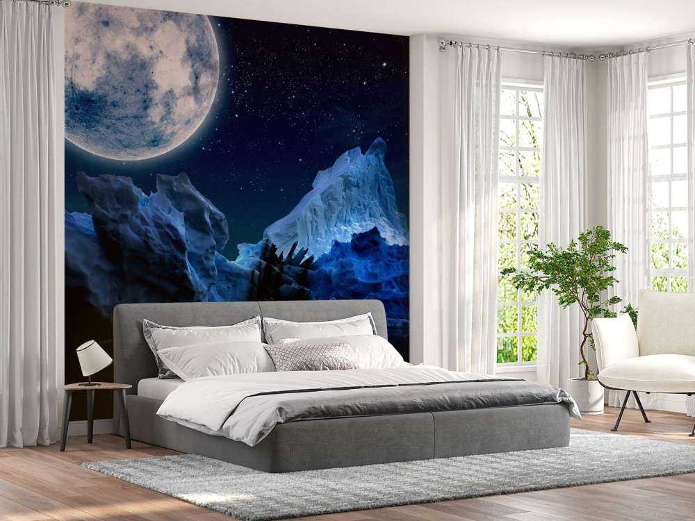 Volle maan boven ijsbergen