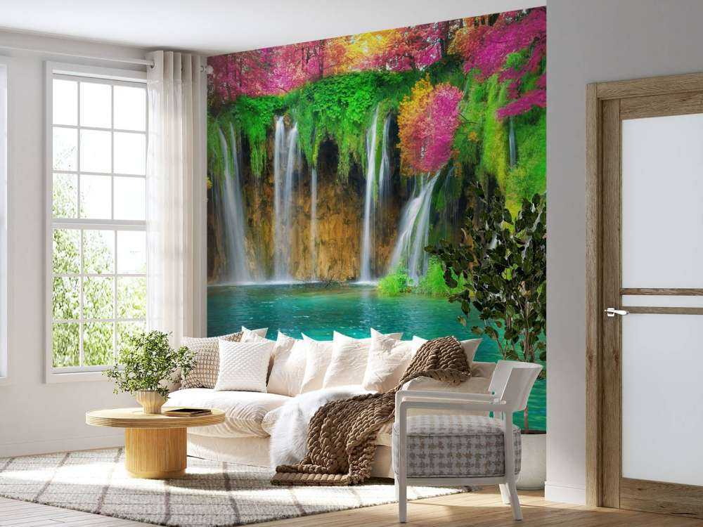 Exotische waterval met kleurrijke bloemen