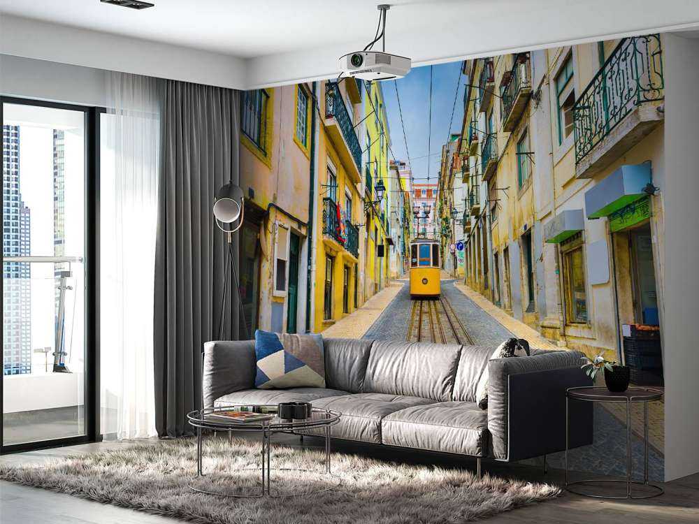 Tram door een straatje in Lissabon