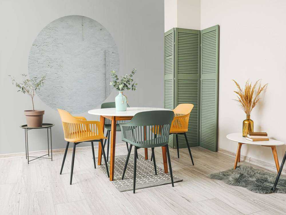 Muur met wit stucwerk en balk