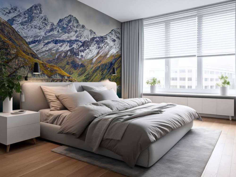 Bergtoppen met sneeuw bij bergmeer