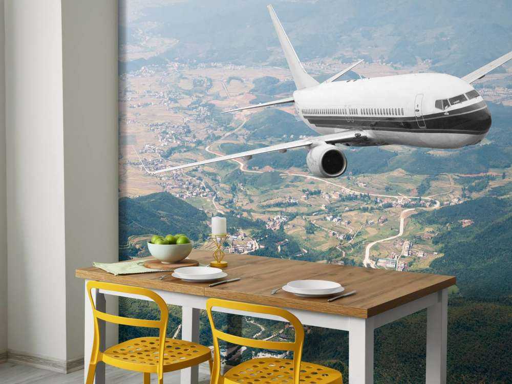 Passagiersvliegtuig boven een berglandschap