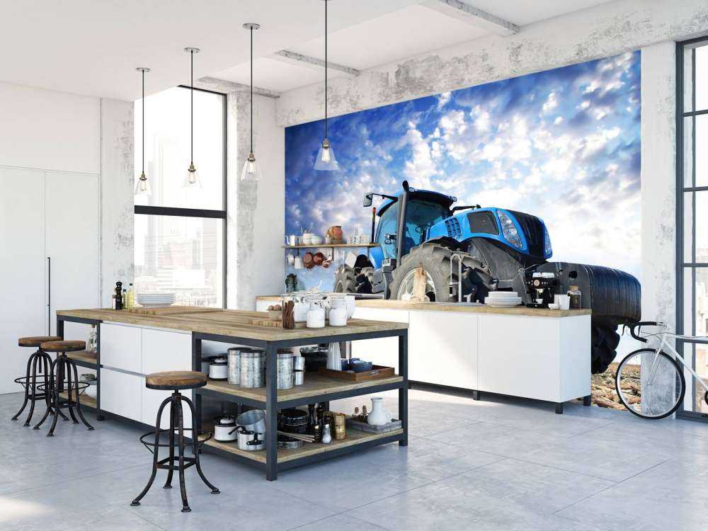 Grote blauwe tractor onder een bewolkte hemel