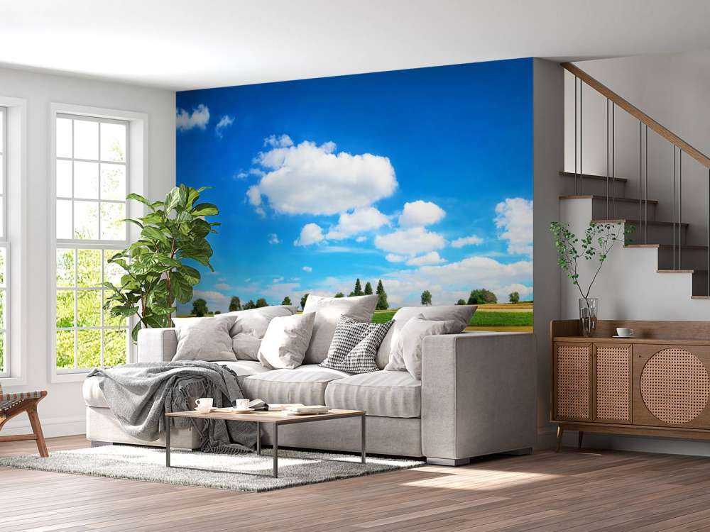 Tractor verplaatst hooibalen