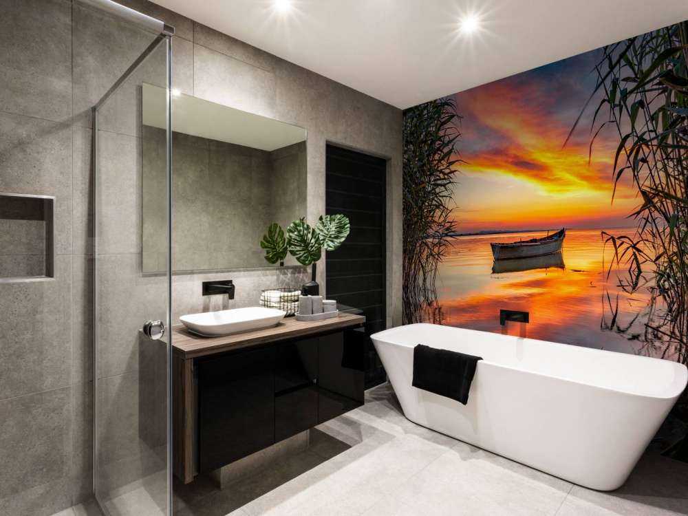 Boot met riet in de avond