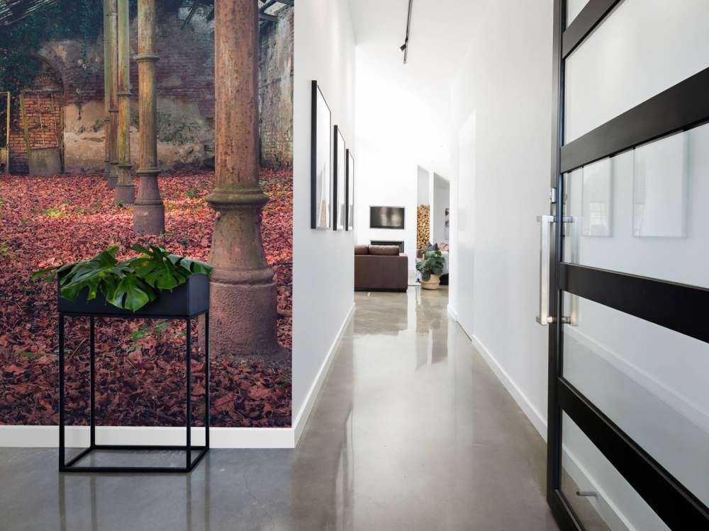 Verlaten huis met bladeren