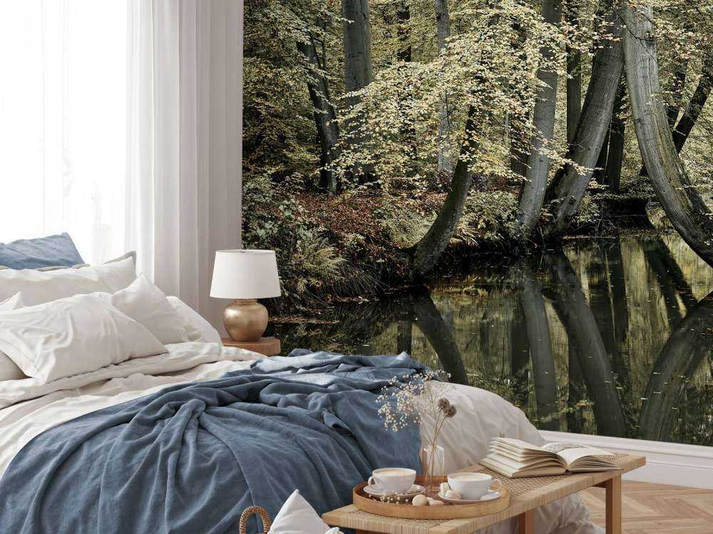 Beekje met hangende bomen