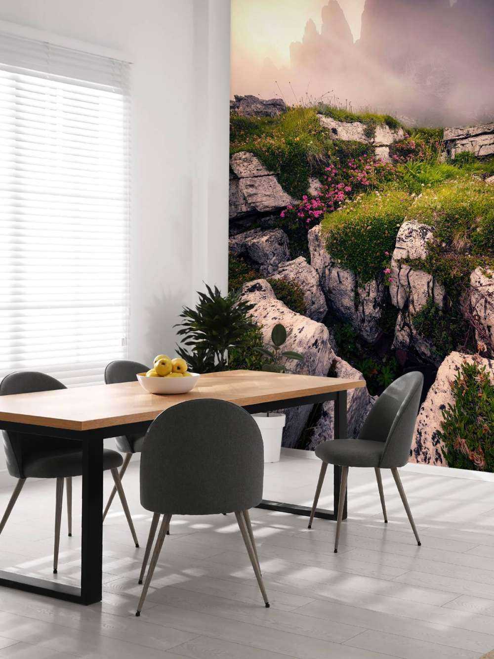 Nevelige Bergtoppen en Alpenbloemen