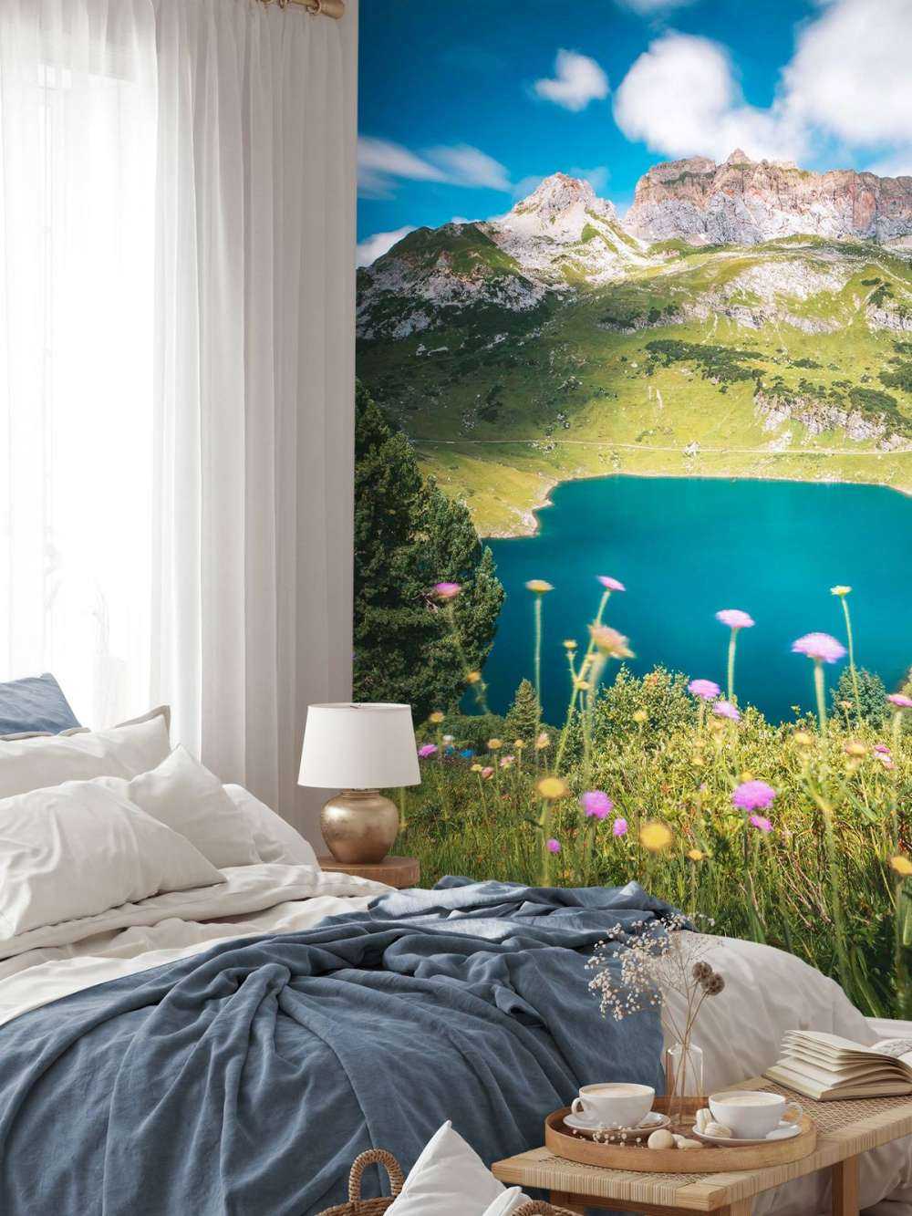 Bloemenweide aan helder bergmeer