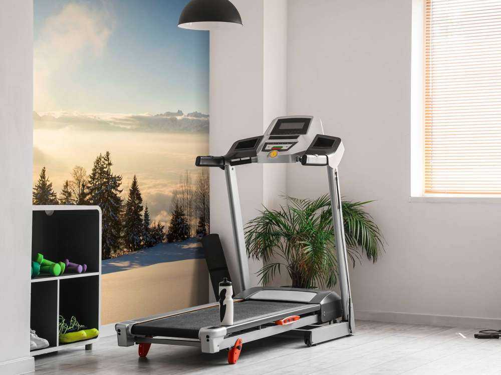 Zonsopkomst boven besneeuwd dennenbos