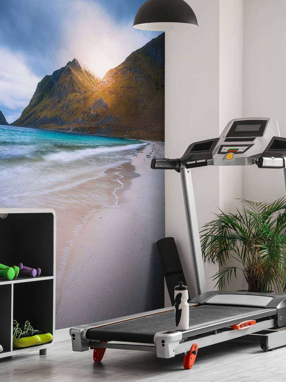 Zonlicht op berg en branding