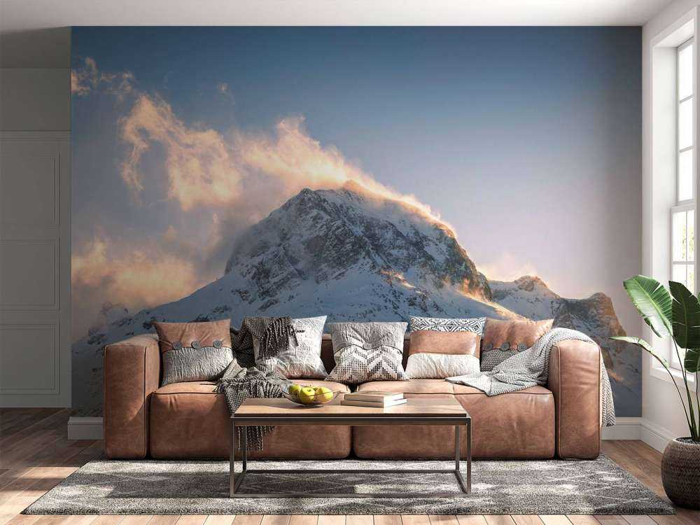 Bergtop in vurige ochtendgloed