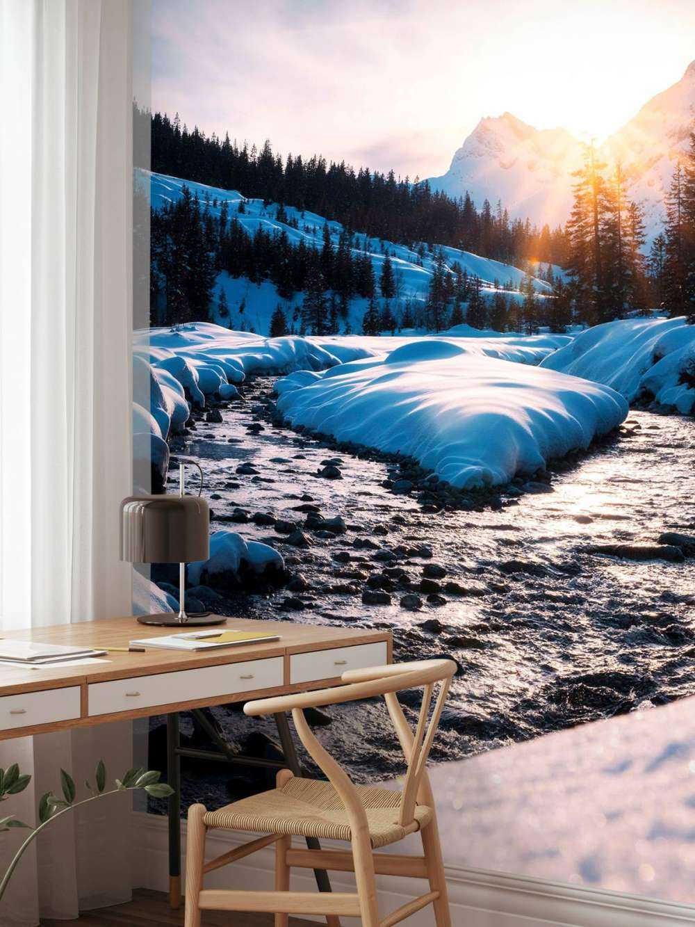 Bergbeek in gouden winterlicht