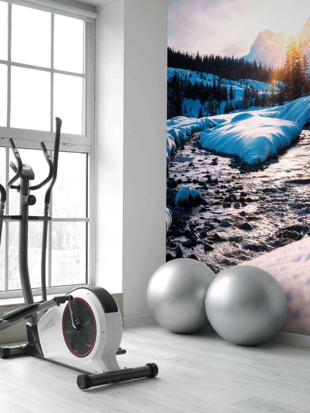 Bergbeek in gouden winterlicht