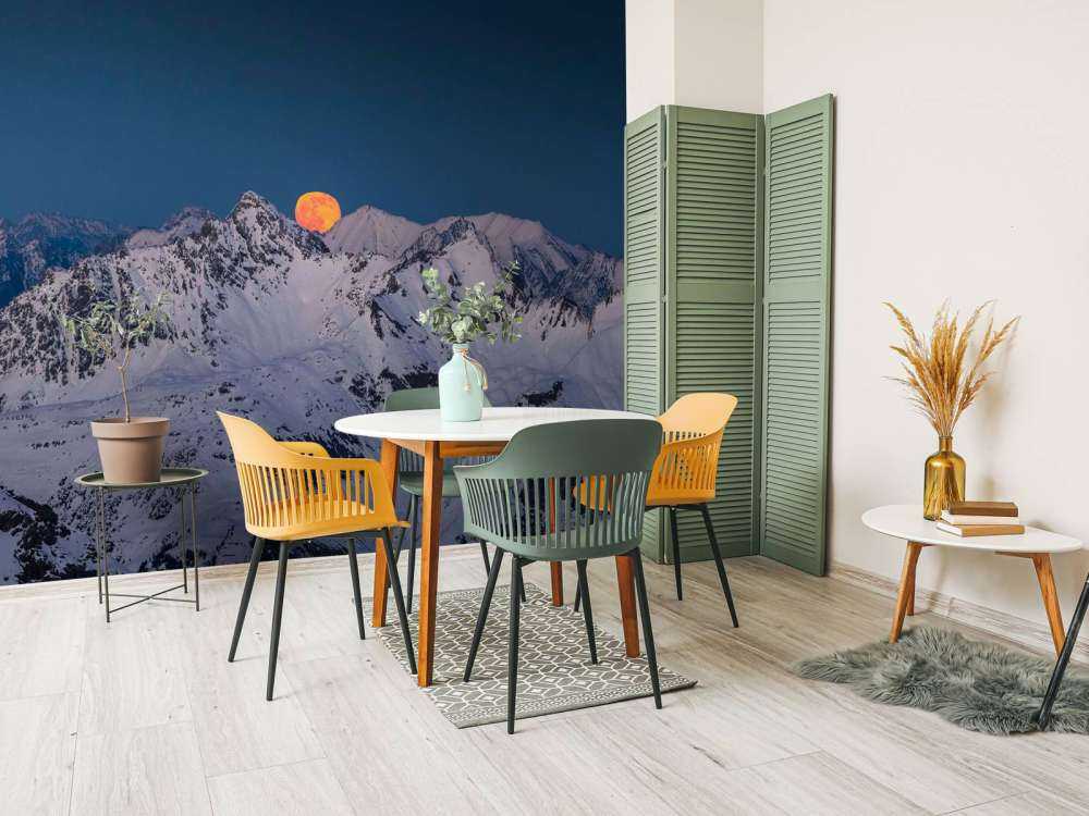 Volle maan boven alpentoppen