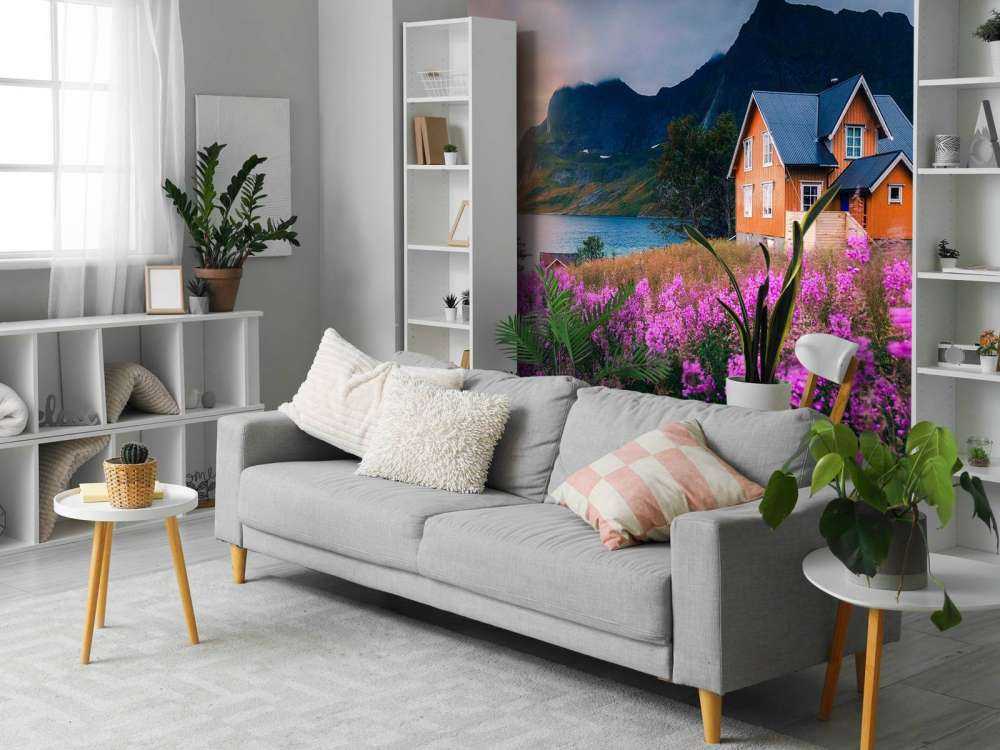 Oranje huis aan paarse fjord