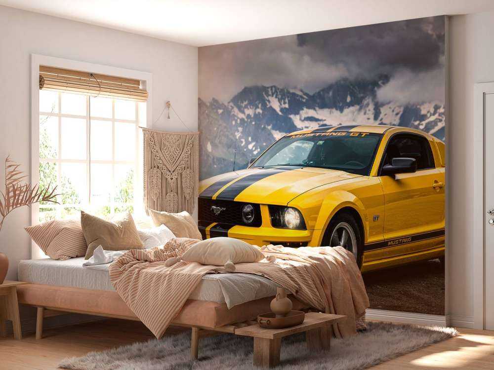 Gele mustang in berglandschap