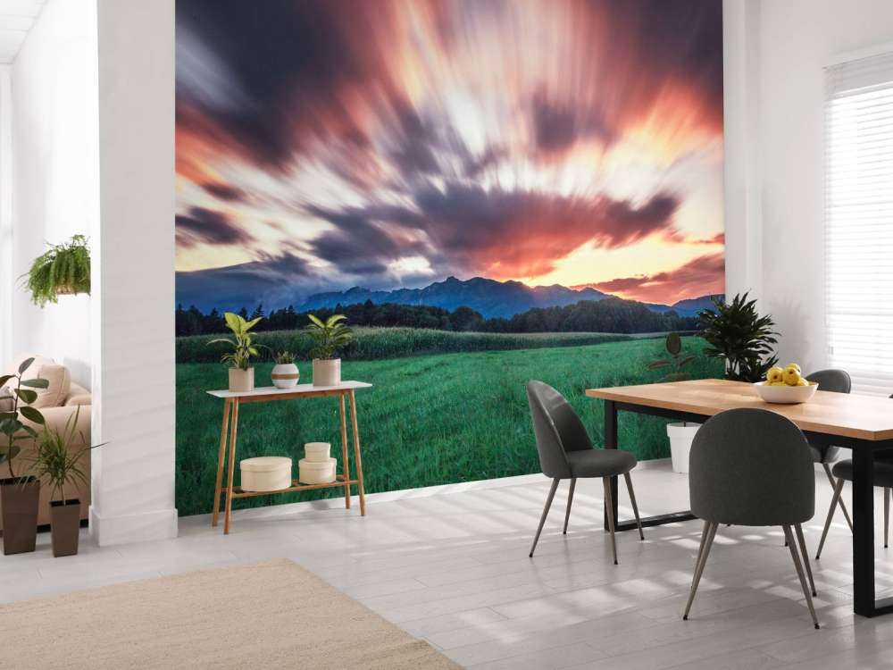 Zonsondergang boven groene vlakte