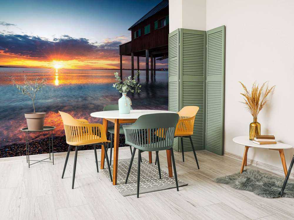 Zonsondergang aan rustige steigerwoning