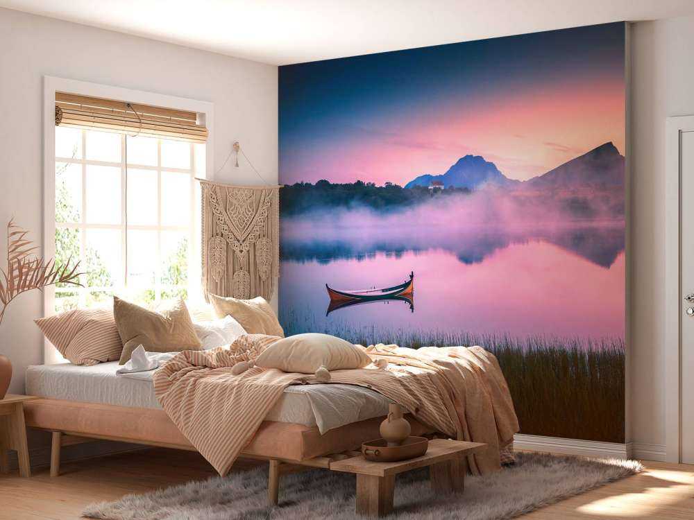 Mistige zonsopgang aan het meer