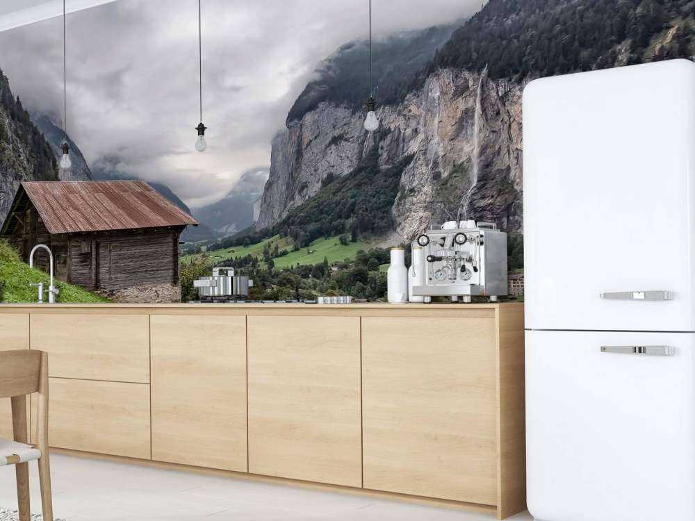 Bergvallei met houten berghut